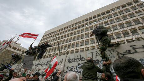 مصرف لبنان يبدأ إجراءات وقائية مشددة على المؤسسات المالية