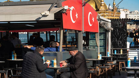 تركيا.. وفاة ثلاثة أفراد من عائلة واحدة بتسمم غذائي