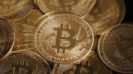 عملة "البيتكوين" تتراجع إلى أدنى مستوى في ستة أشهر