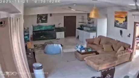 كاميرات المراقبة تسجل لحظة وقوع زلزال وسط بنغلاديش