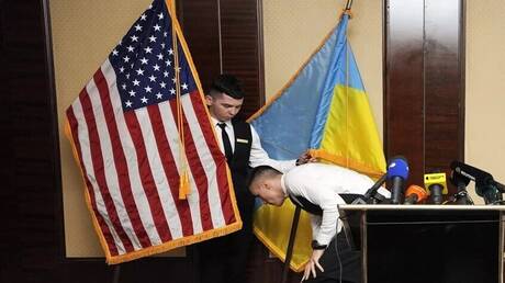 الولايات المتحدة تتهم أوكرانيا بتسريب خطة السلام وتجبرها على تقديم اعتذار علني 