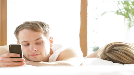 أربع علامات تنذر بالخيانة الزوجية.. احذر هذه الإشارات