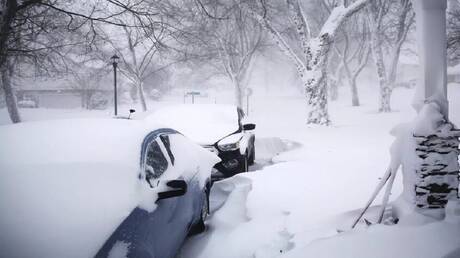 عواصف ثلجية تقطع تيار الكهرباء في ويسكونسن وتلغي مئات الرحلات الجوية في شيكاغو