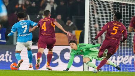 نابولي يسقط روما في عقر داره ويزاحم ميلان على صدارة 