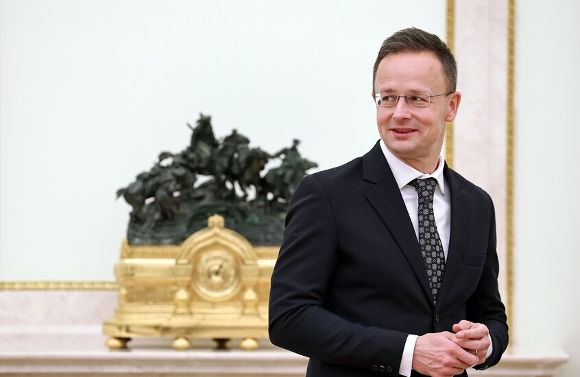 وزير الخارجية الهنغاري يساعد مترجمة أوربان أثناء المحادثات في الكرملين (فيديو)