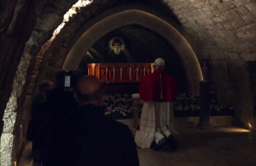 بابا الفاتيكان يصلي من أجل السلام أمام ضريح القديس شربل