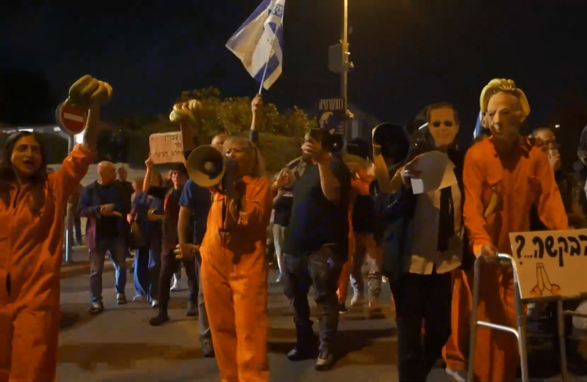 مظاهرة أمام مقر إقامة الرئيس الإسرائيلي في تل أبيب لمنع العفو عن نتنياهو