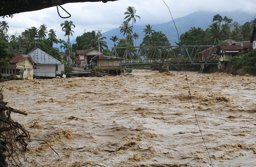 ارتفاع حصيلة ضحايا الفيضانات في إندونيسيا إلى نحو 600 قتيل