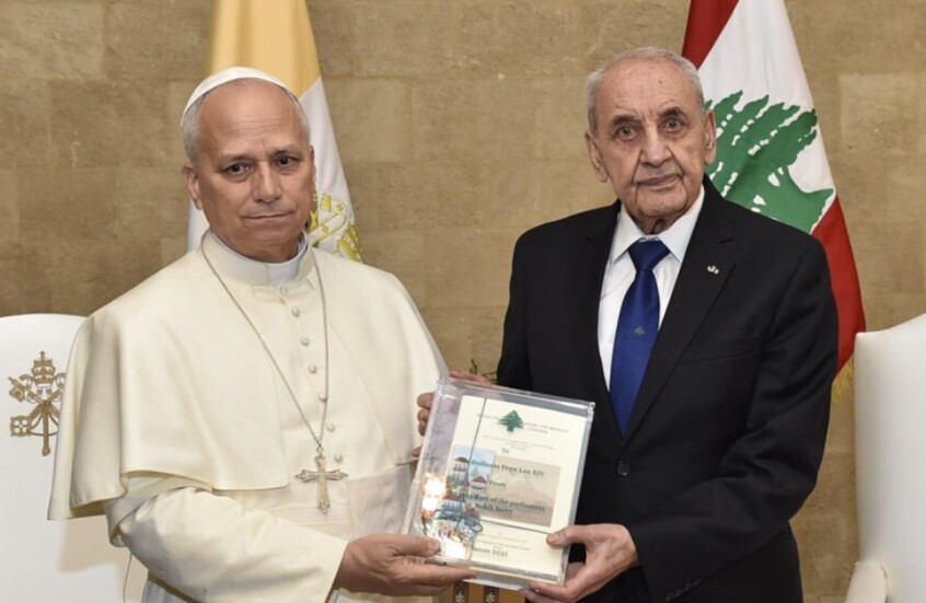 رئيس مجلس النواب اللبناني يقدم للبابا كتابا عن مسيرة المسيح ويعرض معاناة الجنوب