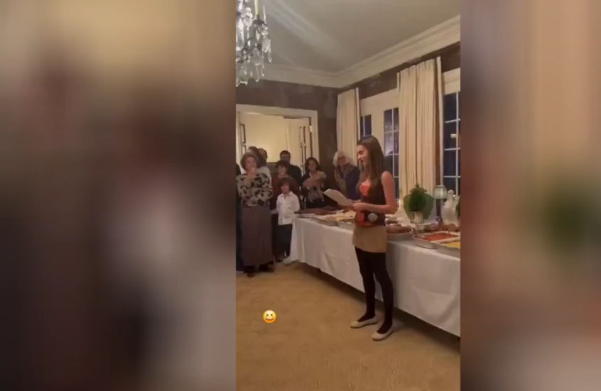 صدمة وذهول.. طاولة عيد الشكر المتخمة بأطباق الطعام تنهار أمام أعين عائلة أمريكية