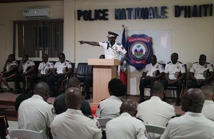 رصاص ومنازل محترقة.. عصابات مدججة بالسلاح تشن هجوما واسع النطاق في وسط هايتي