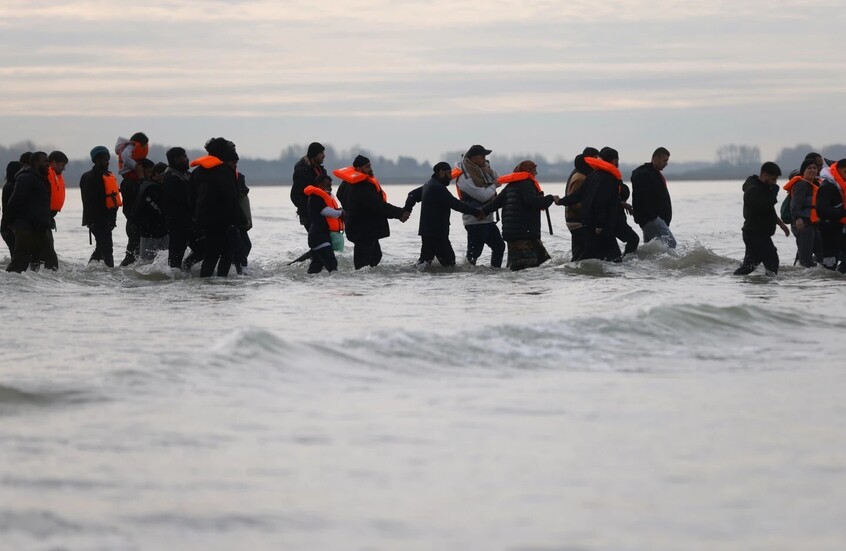 لجمع معلومات عن رحلتهم.. تفتيش دقيق للمهاجرين غير الشرعيين في الموانئ البريطانية