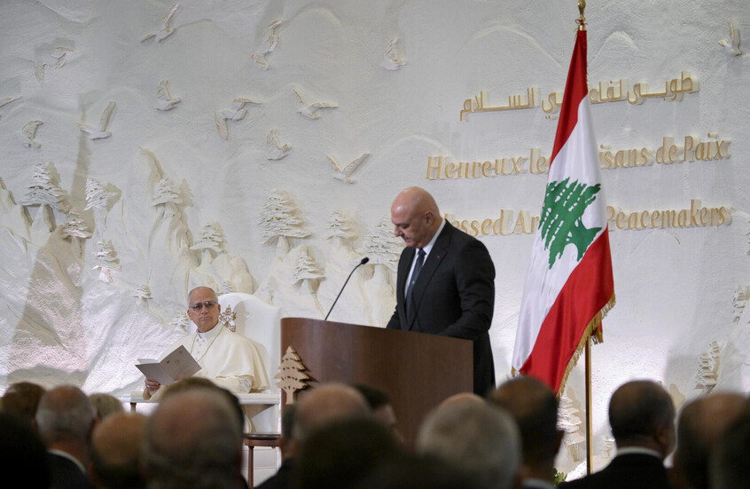 لفتة طريفة من الرئيس اللبناني تجاه "ابن عمه" خلال القداس الذي ترأسه البابا في بيروت