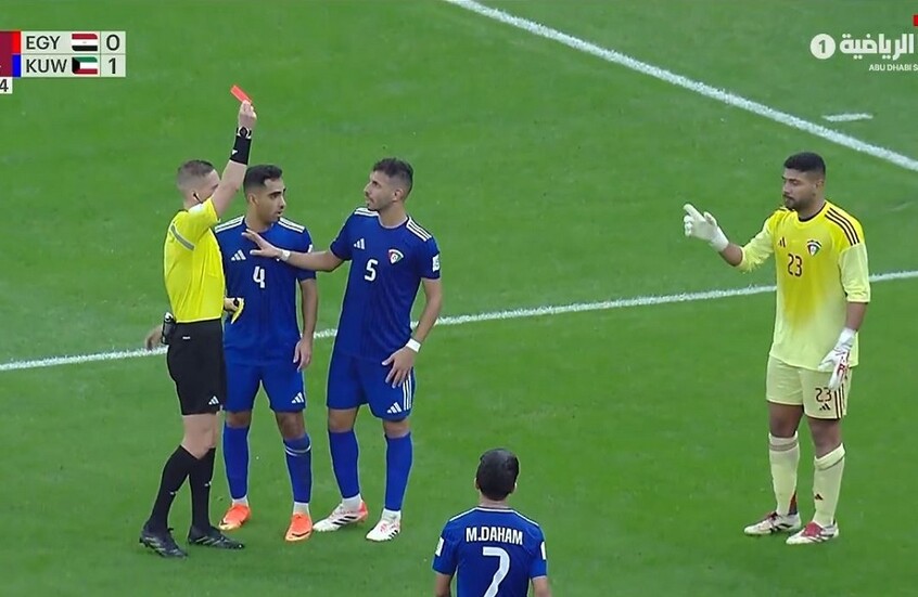 شاهد.. أول حالة طرد في كأس العرب 2025 خلال مباراة مصر والكويت