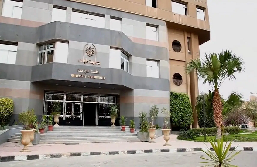 فنان مصري شهير يحسم الجدل بعد مزاعم تسببه في فصل أستاذ جامعي