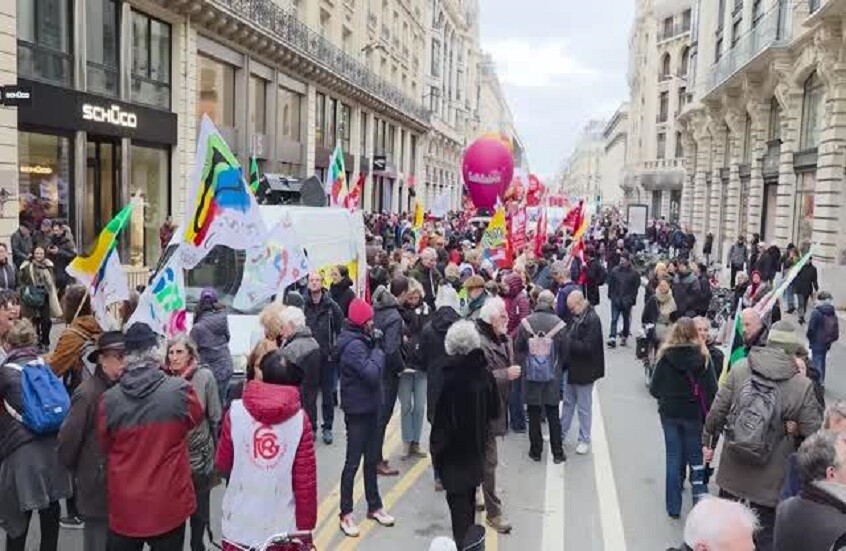 فرنسا.. 17 ألف متظاهر في باريس احتجاجا على مشروع موازنة 2026