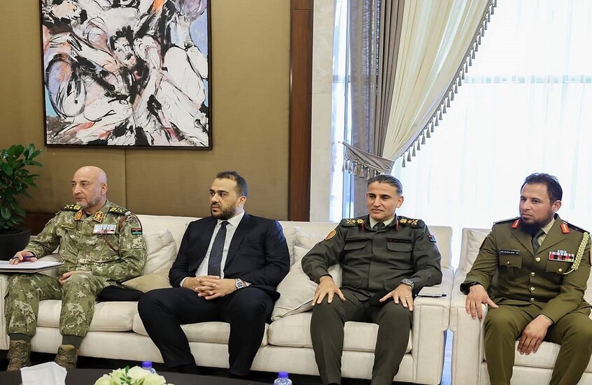 صورة في اجتماع رسمي تشعل غضبا في ليبيا