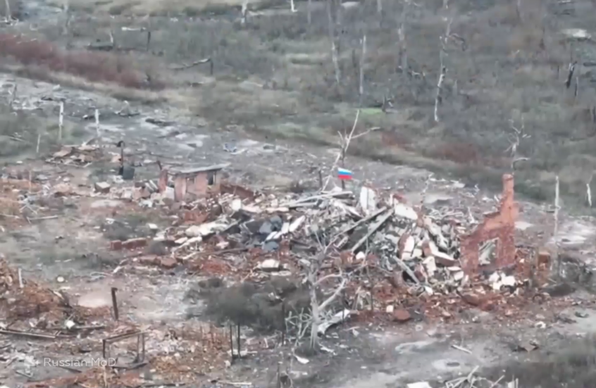 قوات مجموعة "الشمال" ترفع الأعلام الروسية في مدينة فولتشانسك المحررة