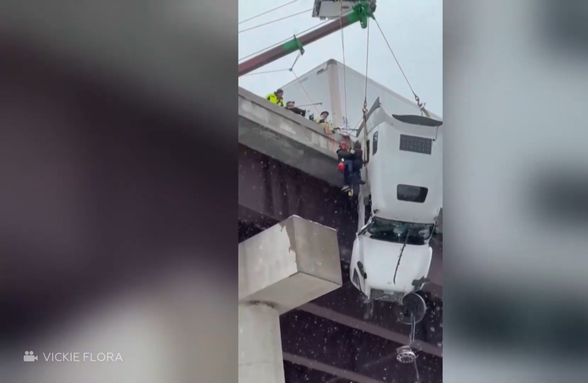 إنقاذ سائق مقطورة تتدلى من جسر في ولاية فرجينيا الأمريكية