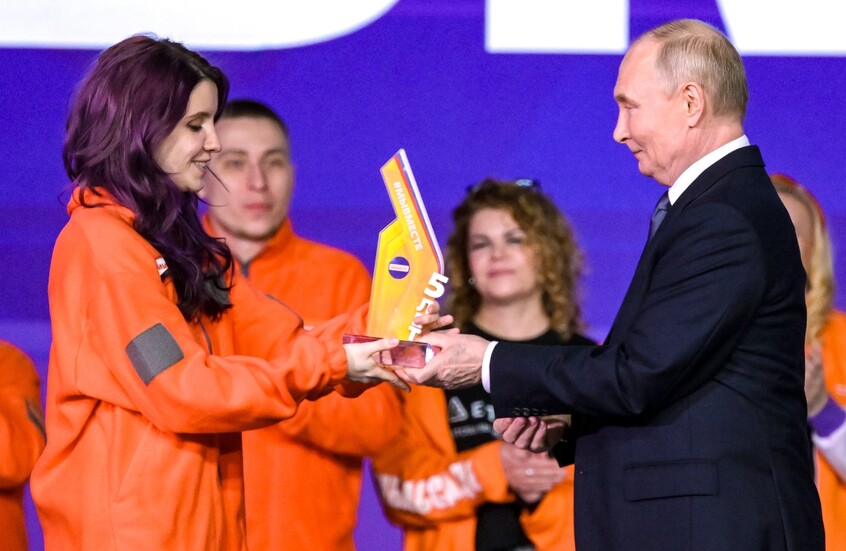بوتين يكرّم شابة روسية ويمنحها جائزة "متطوع العام" لسنة 2025