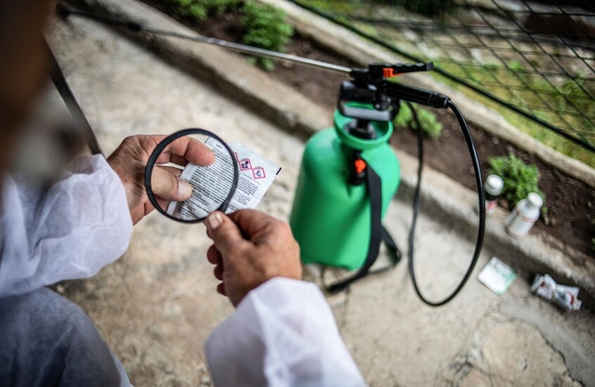 "بلومبرغ": شركات أوروبية تصدّر مبيدات محظورة إلى بلد إفريقي تسبب سرطانات وأمراضا عصبية