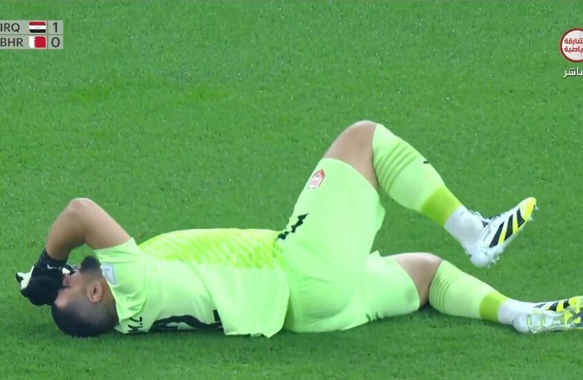 شاهد.. حارس مرمى البحرين يسجل هدفا في مرماه بطريقة غريبة أمام العراق!