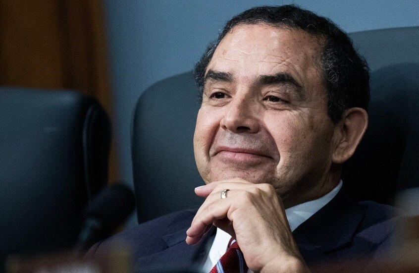 ترامب يمنح عفوا شاملا للنائب الديمقراطي هنري كوييار وزوجته في قضية رشوة وتآمر