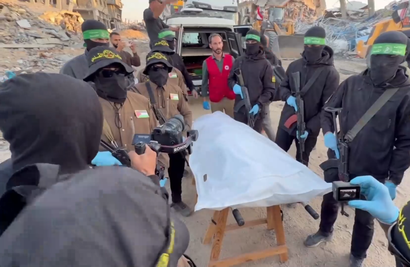 القسام تسلم رفات رهينة إسرائيلي للصليب الأحمر بعد العثور عليه في شمال غزة