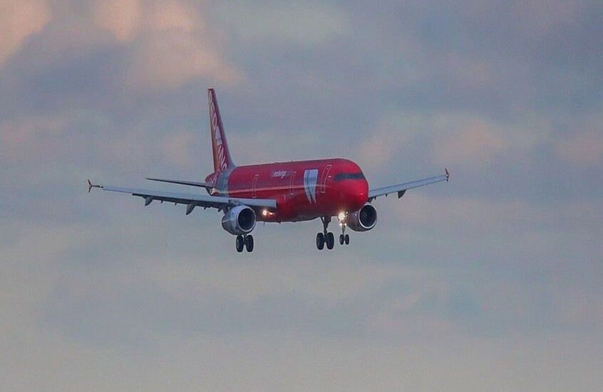 هبوط اضطراري لطائرة في مطار موسكو بعد اندلاع حريق في أحد محركاتها (فيديو)