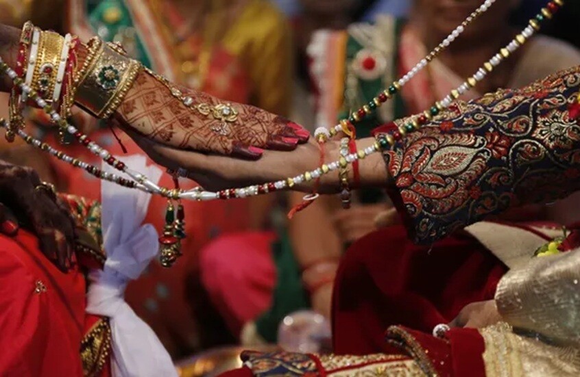 تتزين وترتدي أجمل ثيابها كي تموت حرقا!