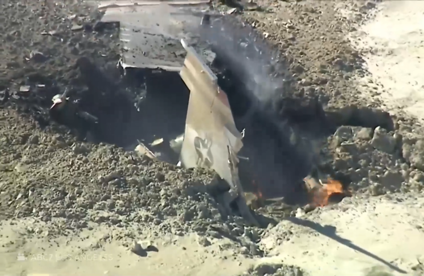 مشاهد من مكان تحطم مقاتلة إف-16 في صحراء كاليفورنيا