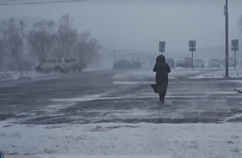 إعصار يضرب أقصى شرق روسيا.. وتحذيرات من السفر والحركة على الطرقات (فيديو)