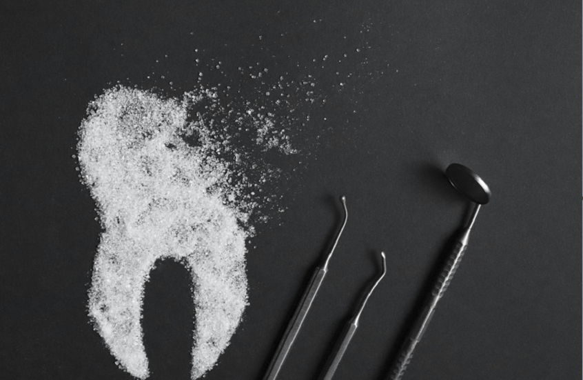 لحظة بلحظة.. كيف يهاجم السكر أسنانك؟