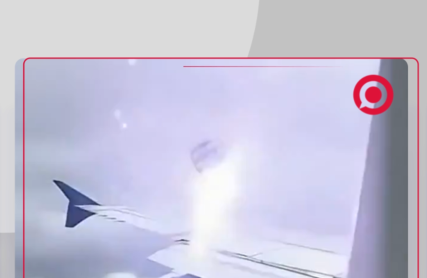 راكب طائرة يوثق لحظة ضرب صاعقة منطادا هوائيا خلال عاصفة قوية