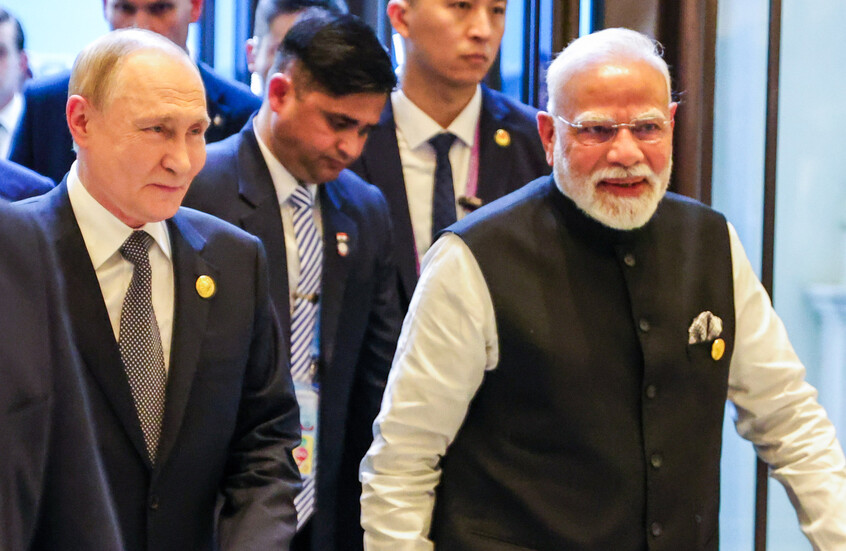 مودي يستقبل بوتين شخصيا لدى وصوله إلى الهند (فيديو)