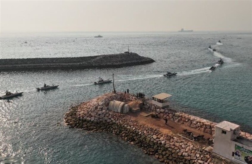 الحرس الثوري الإيراني يصدر تحذيرا للسفن الحربية الأمريكية أثناء مناوراته في الخليج