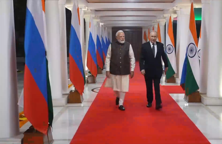 بالرقص والموسيقى وعلى السجادة الحمراء.. شاهد مراسم استقبال بوتين في الهند