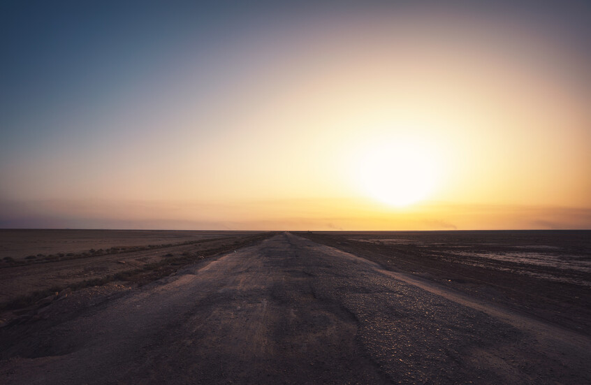 منظر يدمي القلب في العراق.. العثور على  رضيع ملقى على طريق البصرة (فيديو)