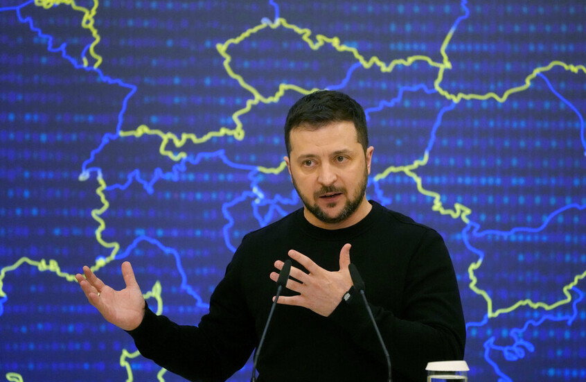 مستشار زيلينسكي يكشف عن تحليق مسيّرات قرب طائرته في إيرلندا