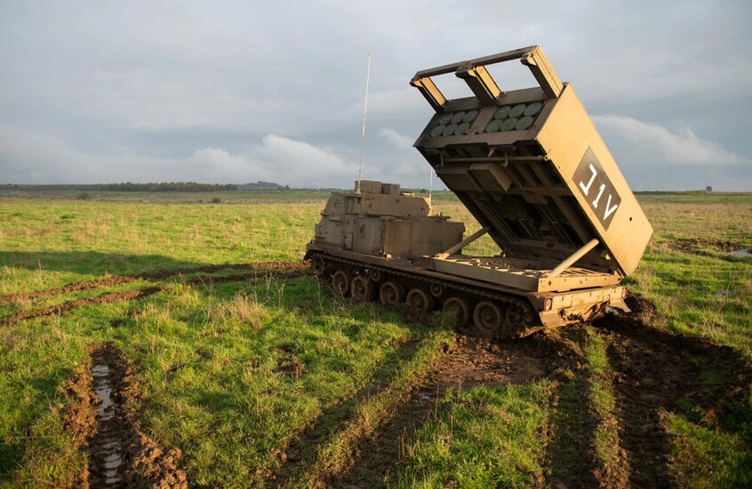 تقرير إسرائيلي يحذر من صاروخ مصري "قد يغير قواعد اللعبة"
قالت منصة "كيكار هاشبت" الإسرائيلية إن مصر كشفت مؤخرا عن صاروخ متطور للغاية من إنتاجها المحلي قد يغير قواعد اللعبة في المنطقة.
وأضافت المنصة الإخبارية العبرية أن مصر كشفت خلال اليوم الأول من معرض "إيديكس 2025" للصناعات الدفاعية في القاهرة عن صاروخ مدفعي جديد مطور يحمل اسم "رعد 300"، موضحة أن هذا السلاح يمثل قفزة نوعية في القدرات النارية الدقيقة للجيش المصري على مسافات طويلة.

وأضافت المنصة العبرية أن النظام الجديد يعد تطويرا للطراز السابق "رعد 200"، ويصل مداه إلى 300 كيلومتر، ما يعزز بشكل كبير القدرة النارية الدقيقة للقوات المسلحة المصرية، مشيرة إلى أن هذا السلاح صمم خصيصا لحماية المنشآت الحيوية، لا سيما قواعد سلاح الجو والبنى التحتية الاستراتيجية على سواحل البحر الأحمر.

وأشارت "كيكار هاشبت" إلى أن الجانب المصري قدم الصاروخ الجديد كـ"بديل محلي مكافئ" للأنظمة الصاروخية العالمية الرائدة، وعلى رأسها منظومة "هيمارس" الأمريكية ومنظومة "أستروس" البرازيلية، مؤكدا أنه تم تصنيعه بالكامل داخل مصر عبر مصانع الإنتاج الحربي المصرية.

وذكرت المنصة العبرية أن الصاروخ يطلق من مركبة مدرعة ومتخصصة تم تطويرها خصيصا لهذا النظام، قادرة على إطلاق صواريخ بقطرين مختلفين هما 122 ملم و300 ملم، لافتة إلى أن هذا التطوير يندرج في إطار تبني الجيش المصري لنظرية قتال جديدة تعتمد على استخدام المدفعية الصاروخية للدفاع الاستراتيجي على مسافات بعيدة.

وأضافت أن الهدف الرئيسي من هذا السلاح يتمثل في حماية المنشآت العسكرية الحساسة، مثل قواعد سلاح الجو، والمراكز اللوجستية، ومراكز القيادة، وقواعد سلاح البحرية، مع تركيز خاص على تلك الواقعة على ساحل البحر الأحمر، مشيرة إلى أن النظام سيُشكّل إضافة نوعية لسلاح المدفعية وسيتم دمجه ضمن هيكلة الفرق المشاة المدرعة في الجيش المصري.

وأكدت "كيكار هاشبت" أن الصاروخ الجديد يُصنّف كسلاح يمتلك خصائص تشبه صواريخ الكرواز، دون أن تكشف المصادر الرسمية حتى الآن عن تفاصيل إضافية حول رؤوسه الحربية أو أنظمة التوجيه والتنقل الخاصة به.

المصدر : منصة "كيكار هاشبت" الإسرائيلية