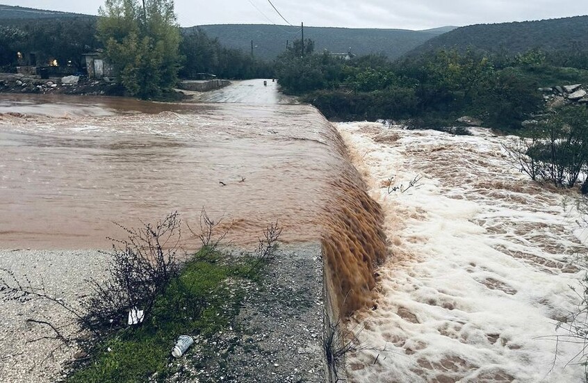 اليونان.. أمطار غزيرة تغرق الطرق (فيديو)