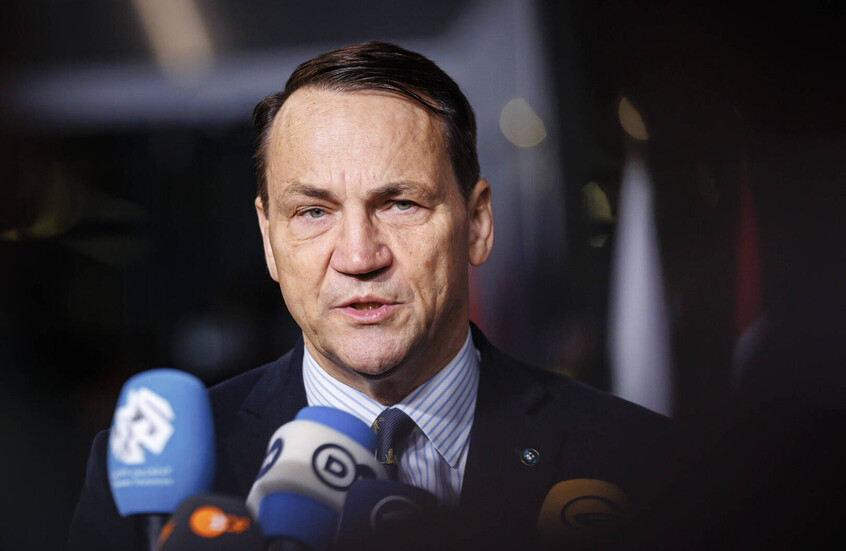 وزير خارجية بولندا عن زيلينسكي: "ما كان التاج ليسقط"