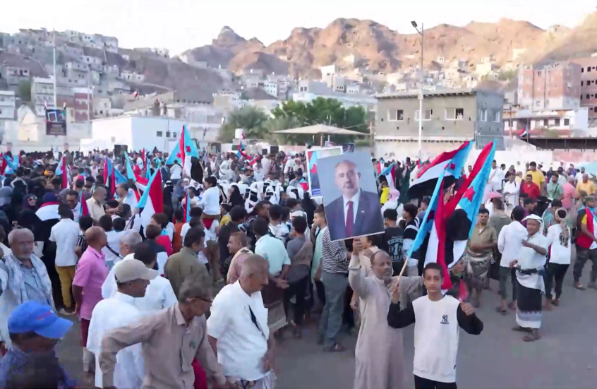 اليمن.. عدن تحتفل بسيطرة القوات الجنوبية على وادي وصحراء حضرموت