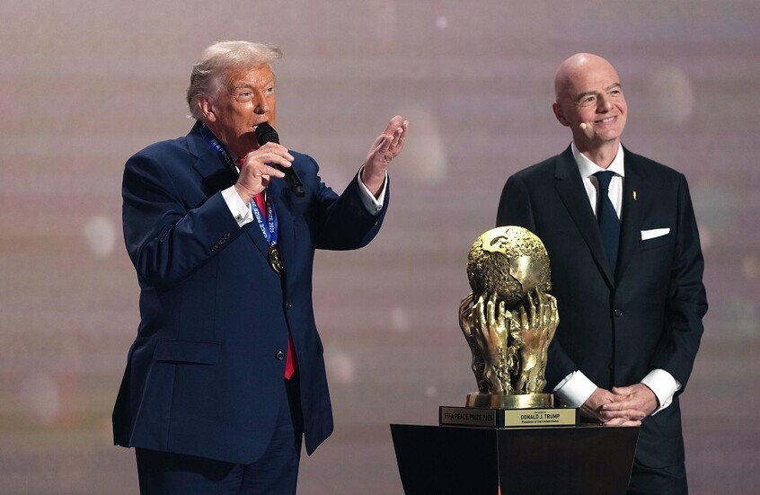 ترامب يحصل على جائزة خاصة من الـ"فيفا" 