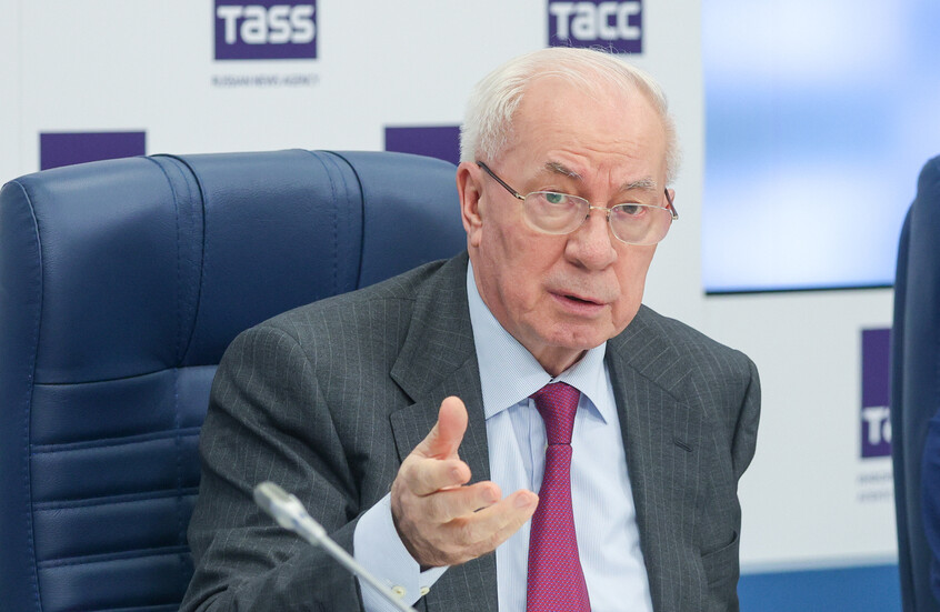 رئيس الوزراء الأوكراني الأسبق: واشنطن تلوح بإزاحة زيلينسكي بعد حملة الاعتقالات في كييف