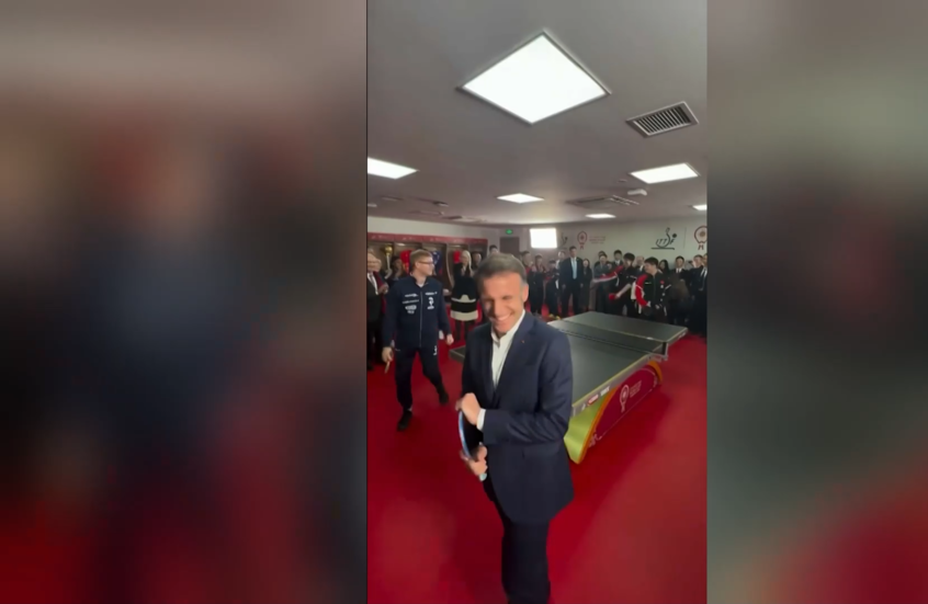 ماكرون يلعب تنس الطاولة أثناء زيارته للصين