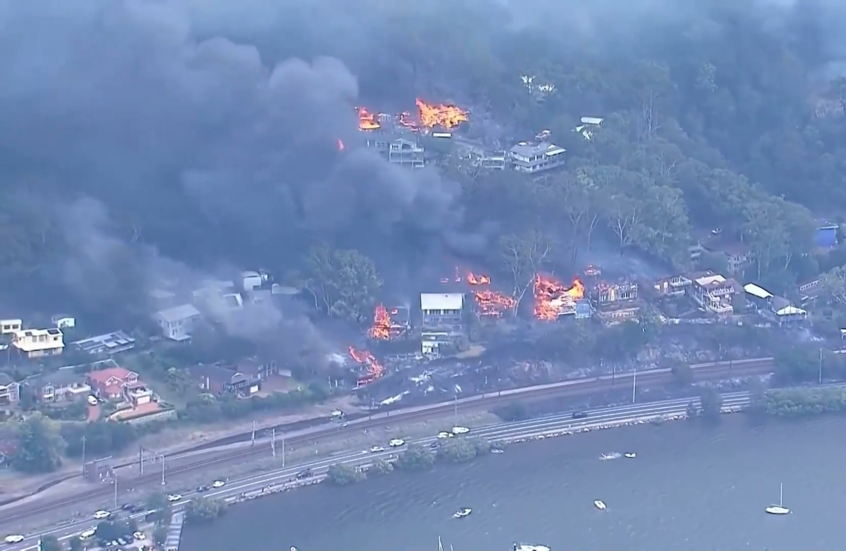 حرائق الغابات تلتهم 12 منزلا في أستراليا