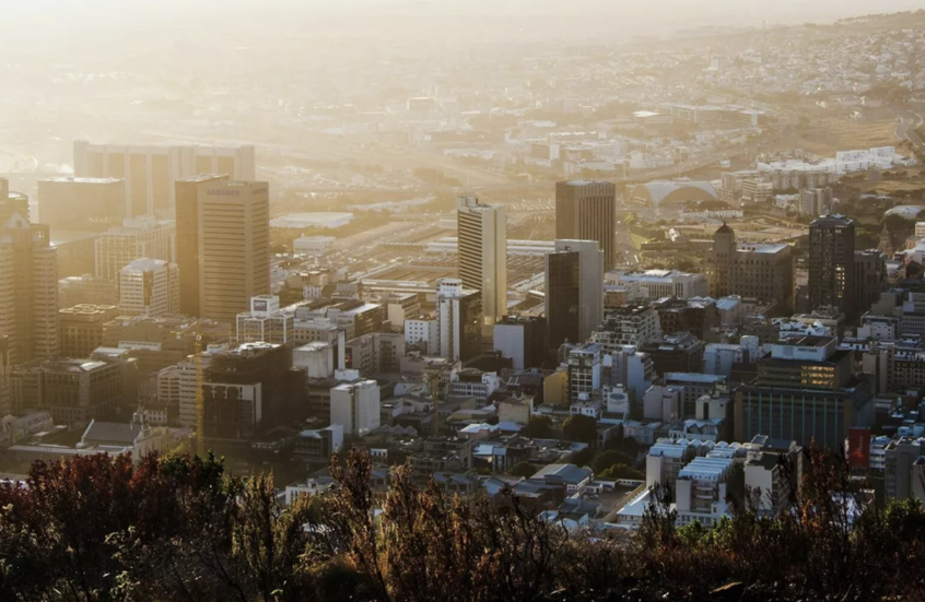 مقتل 11 شخصا بينهم 3 أطفال في إطلاق نار داخل حانة قرب العاصمة بريتوريا في جنوب أفريقيا