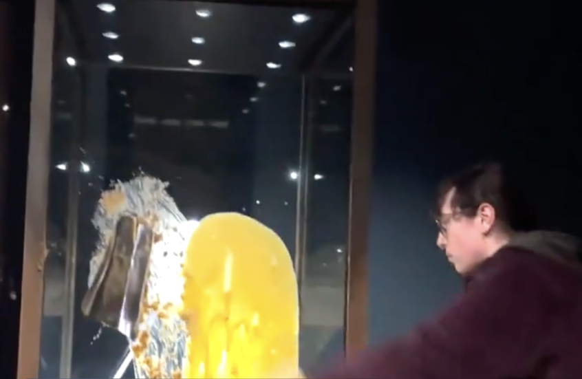 بريطانيا: اعتقال أربعة متظاهرين بعد تلطيخ حاوية عرض مجوهرات التاج في برج لندن