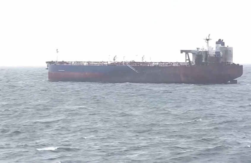 مشاهد لناقلة "كايروس" النفطية الجانحة في البحر الأسود إثر اعتداء أوكراني